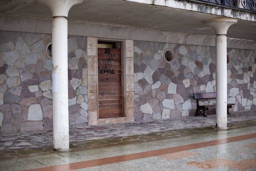 En Zarautz los accesos al paseo marítimo desde el puerto y hasta la zona de La Munoa se han cerrado durante la pleamar de este jueves por la tarde.