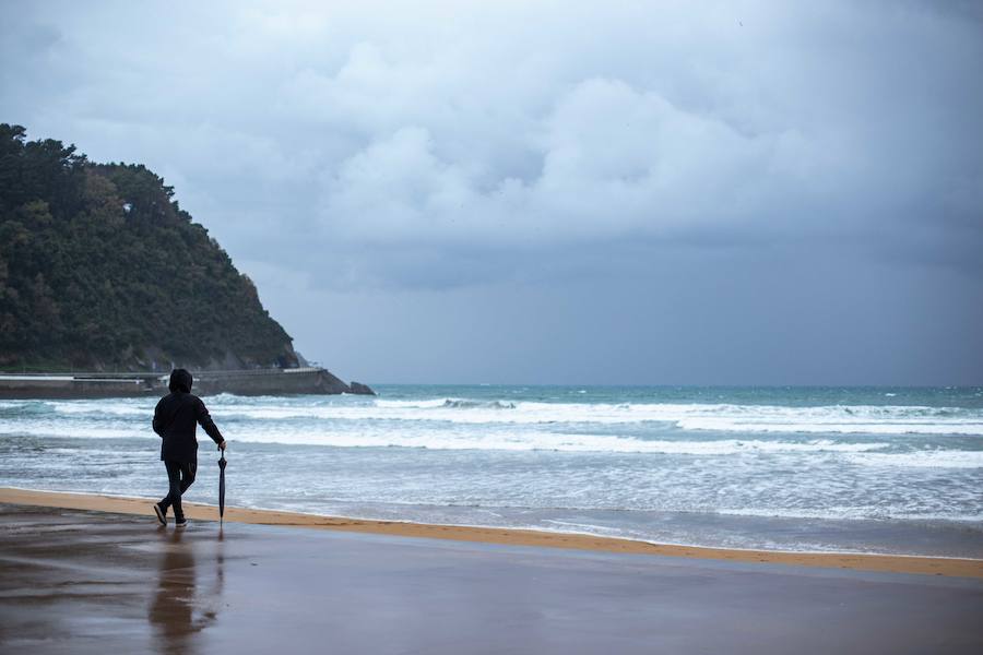En Zarautz los accesos al paseo marítimo desde el puerto y hasta la zona de La Munoa se han cerrado durante la pleamar de este jueves por la tarde.