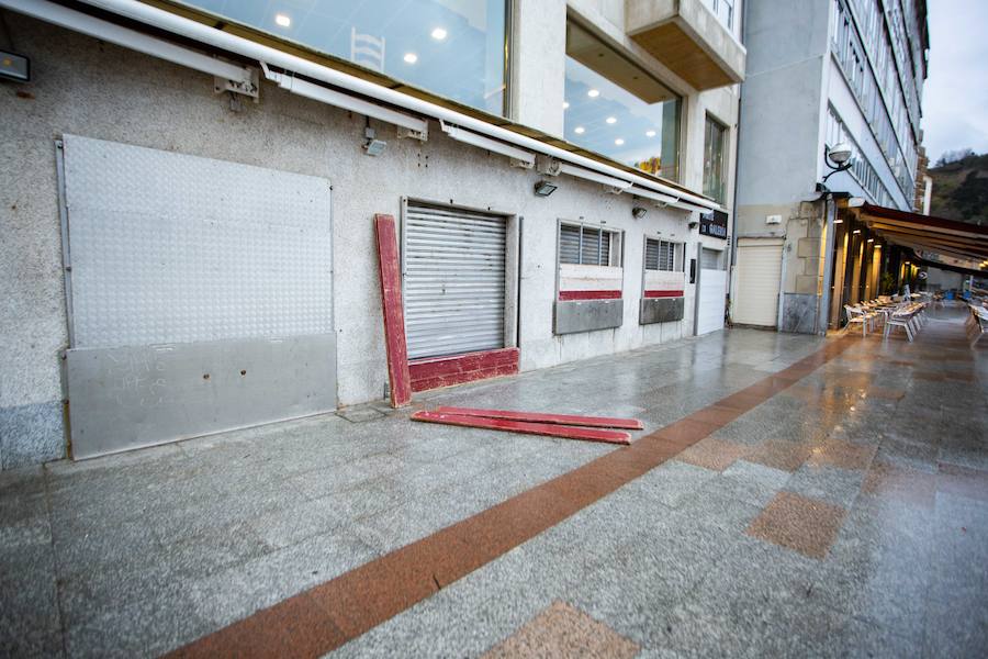 En Zarautz los accesos al paseo marítimo desde el puerto y hasta la zona de La Munoa se han cerrado durante la pleamar de este jueves por la tarde.