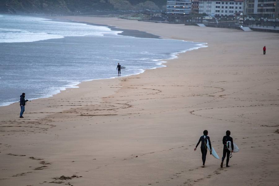 En Zarautz los accesos al paseo marítimo desde el puerto y hasta la zona de La Munoa se han cerrado durante la pleamar de este jueves por la tarde.