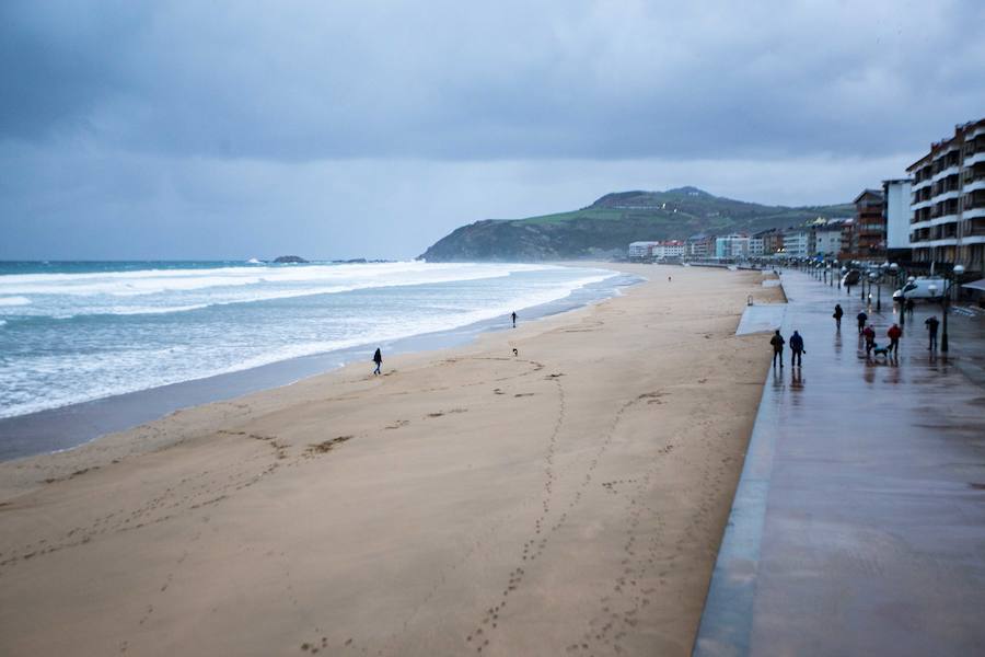 En Zarautz los accesos al paseo marítimo desde el puerto y hasta la zona de La Munoa se han cerrado durante la pleamar de este jueves por la tarde.