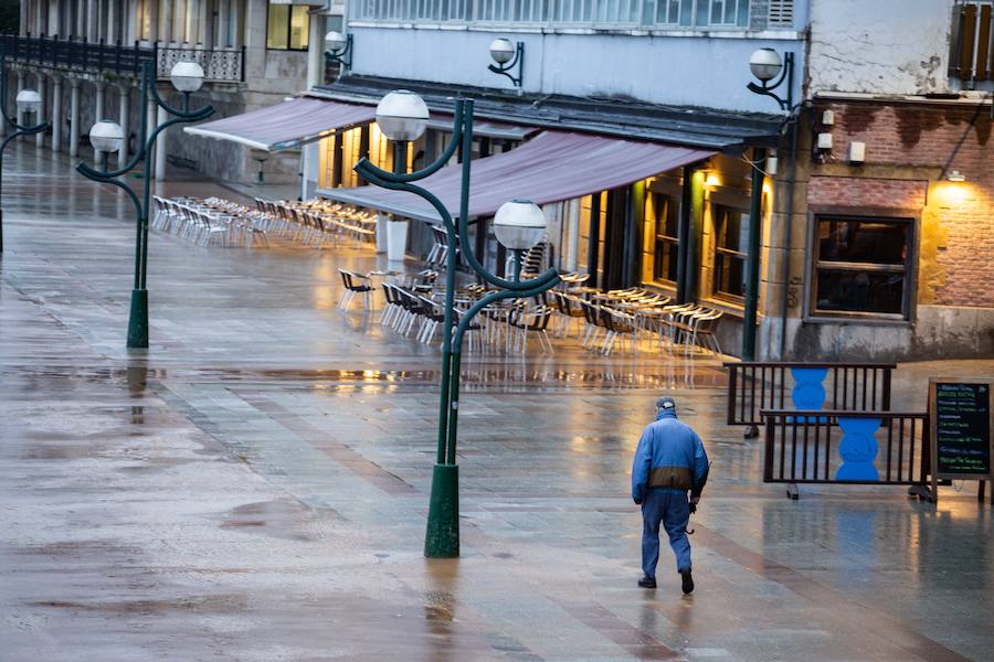 En Zarautz los accesos al paseo marítimo desde el puerto y hasta la zona de La Munoa se han cerrado durante la pleamar de este jueves por la tarde.