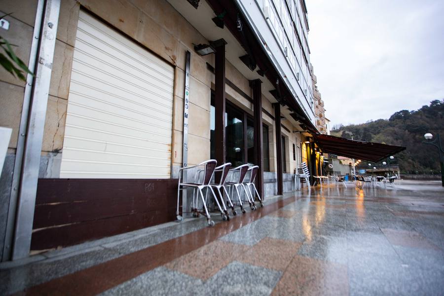 En Zarautz los accesos al paseo marítimo desde el puerto y hasta la zona de La Munoa se han cerrado durante la pleamar de este jueves por la tarde.