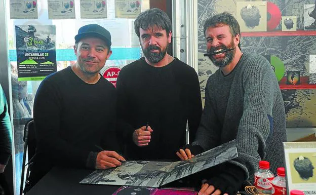 Galder Izagirre, Gorka Urbizu y David González firmando discos en la Feria de Durango del año pasado.