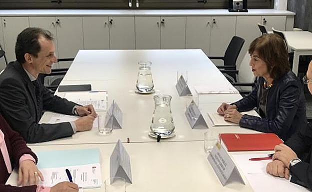 Encuentro entre el ministro Duque y la consejera Uriarte. 