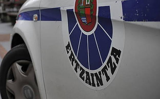 Detenido en Hernani por conducir de forma temeraria y embestir contra un coche de la Ertzaintza