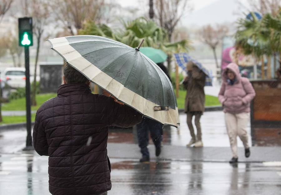 El Departamento vasco de Seguridad mantiene para este jueves tres avisos amarillos: uno para la navegación en las dos primeras millas, otro por fuertes vientos que podrían alcanzar los 100 kilómetros por hora y un tercero por impacto de olas de hasta 5 metros en la costa. A esta situación se unen las intensas precipitaciones.