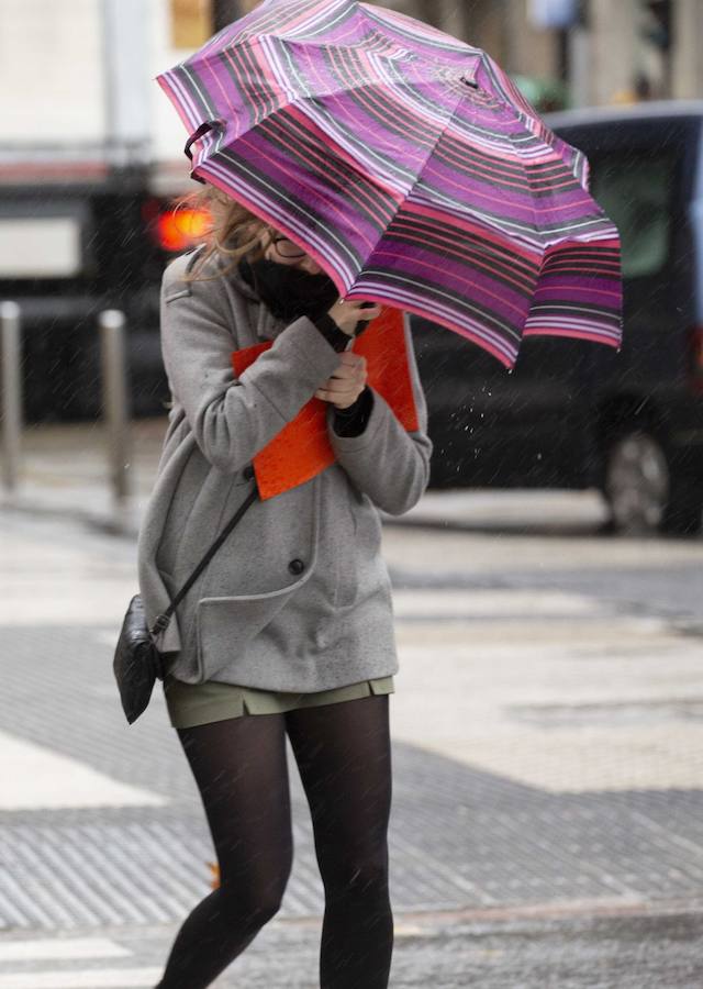 El Departamento vasco de Seguridad mantiene para este jueves tres avisos amarillos: uno para la navegación en las dos primeras millas, otro por fuertes vientos que podrían alcanzar los 100 kilómetros por hora y un tercero por impacto de olas de hasta 5 metros en la costa. A esta situación se unen las intensas precipitaciones.