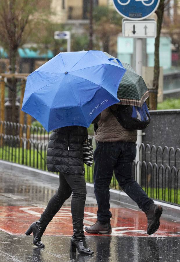 El Departamento vasco de Seguridad mantiene para este jueves tres avisos amarillos: uno para la navegación en las dos primeras millas, otro por fuertes vientos que podrían alcanzar los 100 kilómetros por hora y un tercero por impacto de olas de hasta 5 metros en la costa. A esta situación se unen las intensas precipitaciones.