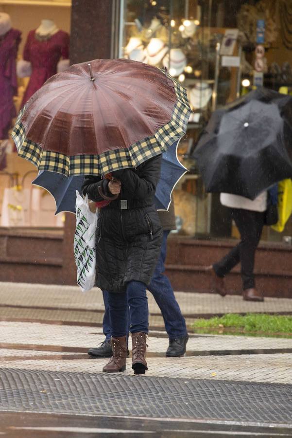 El Departamento vasco de Seguridad mantiene para este jueves tres avisos amarillos: uno para la navegación en las dos primeras millas, otro por fuertes vientos que podrían alcanzar los 100 kilómetros por hora y un tercero por impacto de olas de hasta 5 metros en la costa. A esta situación se unen las intensas precipitaciones.