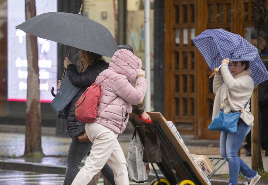 El Departamento vasco de Seguridad mantiene para este jueves tres avisos amarillos: uno para la navegación en las dos primeras millas, otro por fuertes vientos que podrían alcanzar los 100 kilómetros por hora y un tercero por impacto de olas de hasta 5 metros en la costa. A esta situación se unen las intensas precipitaciones.