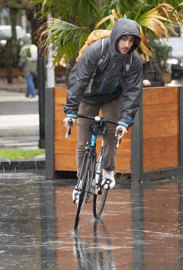 El Departamento vasco de Seguridad mantiene para este jueves tres avisos amarillos: uno para la navegación en las dos primeras millas, otro por fuertes vientos que podrían alcanzar los 100 kilómetros por hora y un tercero por impacto de olas de hasta 5 metros en la costa. A esta situación se unen las intensas precipitaciones.