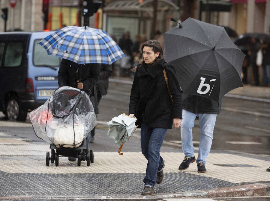El Departamento vasco de Seguridad mantiene para este jueves tres avisos amarillos: uno para la navegación en las dos primeras millas, otro por fuertes vientos que podrían alcanzar los 100 kilómetros por hora y un tercero por impacto de olas de hasta 5 metros en la costa. A esta situación se unen las intensas precipitaciones.