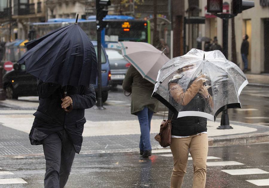El Departamento vasco de Seguridad mantiene para este jueves tres avisos amarillos: uno para la navegación en las dos primeras millas, otro por fuertes vientos que podrían alcanzar los 100 kilómetros por hora y un tercero por impacto de olas de hasta 5 metros en la costa. A esta situación se unen las intensas precipitaciones.