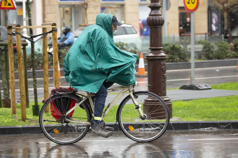 El Departamento vasco de Seguridad mantiene para este jueves tres avisos amarillos: uno para la navegación en las dos primeras millas, otro por fuertes vientos que podrían alcanzar los 100 kilómetros por hora y un tercero por impacto de olas de hasta 5 metros en la costa. A esta situación se unen las intensas precipitaciones.