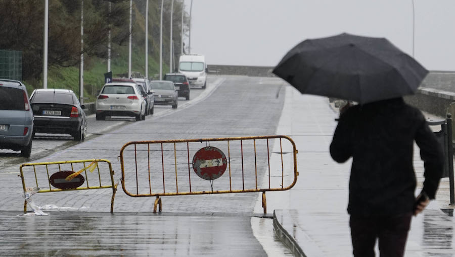 El Departamento vasco de Seguridad mantiene para este jueves tres avisos amarillos: uno para la navegación en las dos primeras millas, otro por fuertes vientos que podrían alcanzar los 100 kilómetros por hora y un tercero por impacto de olas de hasta 5 metros en la costa. A esta situación se unen las intensas precipitaciones. El temporal ha obligado al cierre del Paseo Nuevo para vehículos y peatones hasta las 8.00 horas del viernes