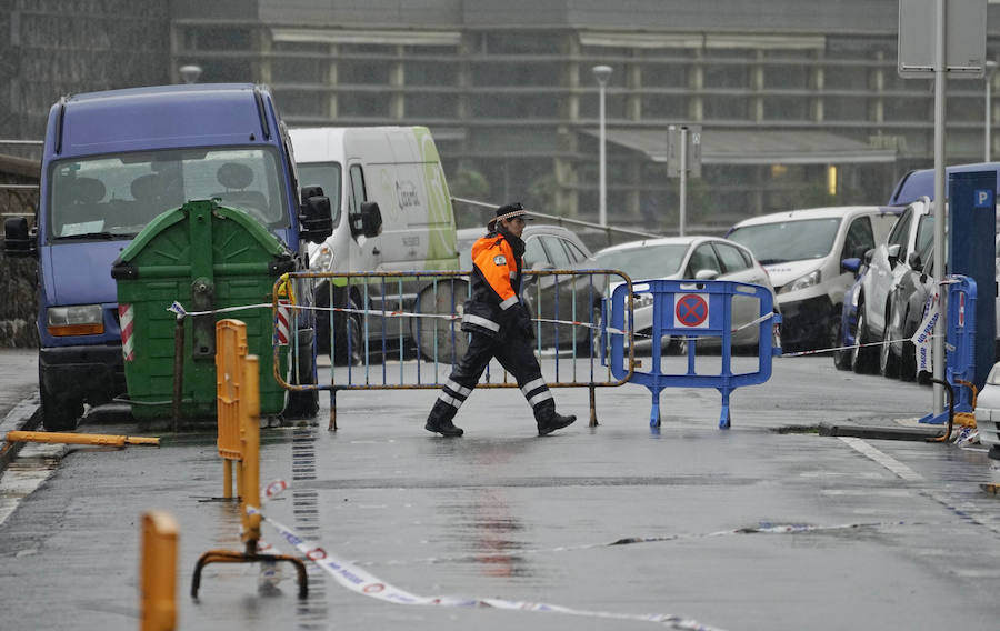 El Departamento vasco de Seguridad mantiene para este jueves tres avisos amarillos: uno para la navegación en las dos primeras millas, otro por fuertes vientos que podrían alcanzar los 100 kilómetros por hora y un tercero por impacto de olas de hasta 5 metros en la costa. A esta situación se unen las intensas precipitaciones. El temporal ha obligado al cierre del Paseo Nuevo para vehículos y peatones hasta las 8.00 horas del viernes