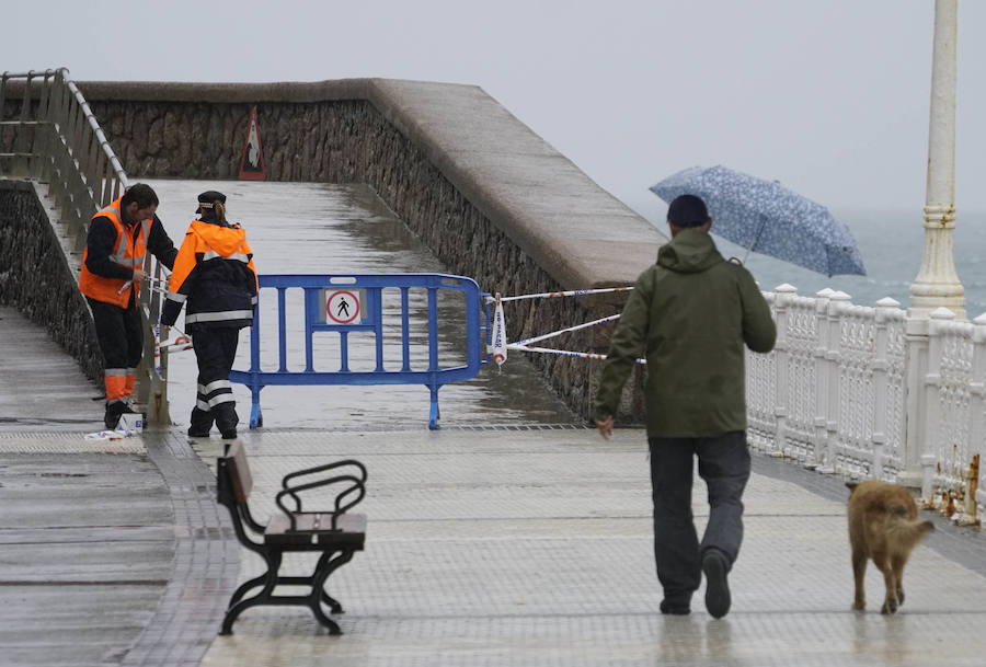 El Departamento vasco de Seguridad mantiene para este jueves tres avisos amarillos: uno para la navegación en las dos primeras millas, otro por fuertes vientos que podrían alcanzar los 100 kilómetros por hora y un tercero por impacto de olas de hasta 5 metros en la costa. A esta situación se unen las intensas precipitaciones. El temporal ha obligado al cierre del Paseo Nuevo para vehículos y peatones hasta las 8.00 horas del viernes
