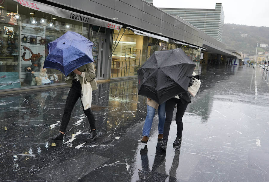 El Departamento vasco de Seguridad mantiene para este jueves tres avisos amarillos: uno para la navegación en las dos primeras millas, otro por fuertes vientos que podrían alcanzar los 100 kilómetros por hora y un tercero por impacto de olas de hasta 5 metros en la costa. A esta situación se unen las intensas precipitaciones. El temporal ha obligado al cierre del Paseo Nuevo para vehículos y peatones hasta las 8.00 horas del viernes