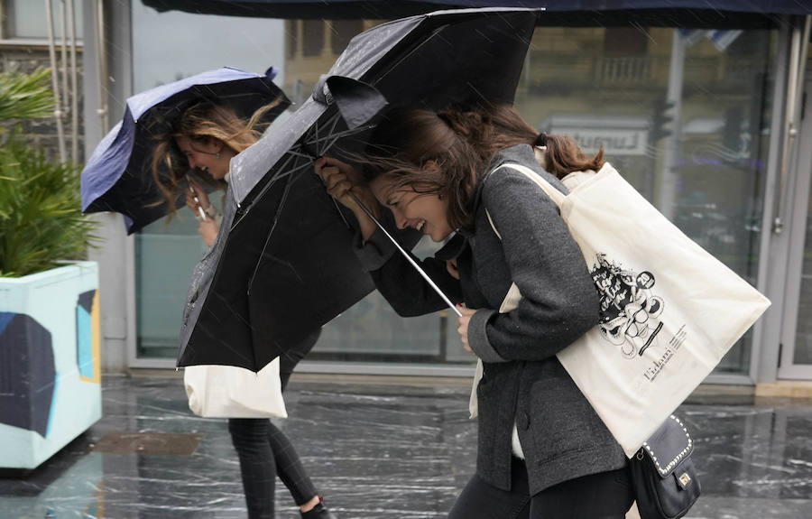 El Departamento vasco de Seguridad mantiene para este jueves tres avisos amarillos: uno para la navegación en las dos primeras millas, otro por fuertes vientos que podrían alcanzar los 100 kilómetros por hora y un tercero por impacto de olas de hasta 5 metros en la costa. A esta situación se unen las intensas precipitaciones. El temporal ha obligado al cierre del Paseo Nuevo para vehículos y peatones hasta las 8.00 horas del viernes