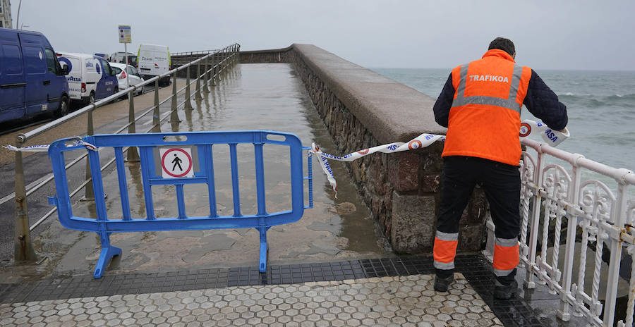 El Departamento vasco de Seguridad mantiene para este jueves tres avisos amarillos: uno para la navegación en las dos primeras millas, otro por fuertes vientos que podrían alcanzar los 100 kilómetros por hora y un tercero por impacto de olas de hasta 5 metros en la costa. A esta situación se unen las intensas precipitaciones. El temporal ha obligado al cierre del Paseo Nuevo para vehículos y peatones hasta las 8.00 horas del viernes