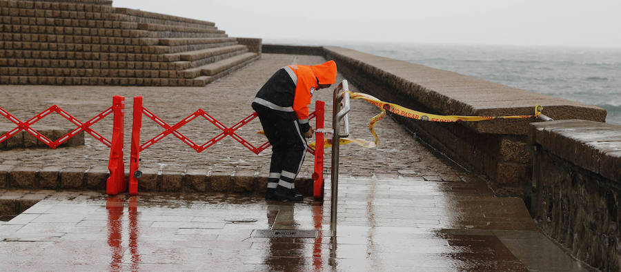 El Departamento vasco de Seguridad mantiene para este jueves tres avisos amarillos: uno para la navegación en las dos primeras millas, otro por fuertes vientos que podrían alcanzar los 100 kilómetros por hora y un tercero por impacto de olas de hasta 5 metros en la costa. A esta situación se unen las intensas precipitaciones. El temporal ha obligado al cierre del Paseo Nuevo para vehículos y peatones hasta las 8.00 horas del viernes