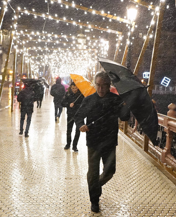 El Departamento vasco de Seguridad mantiene para este jueves tres avisos amarillos: uno para la navegación en las dos primeras millas, otro por fuertes vientos que podrían alcanzar los 100 kilómetros por hora y un tercero por impacto de olas de hasta 5 metros en la costa. A esta situación se unen las intensas precipitaciones. El temporal ha obligado al cierre del Paseo Nuevo para vehículos y peatones hasta las 8.00 horas del viernes