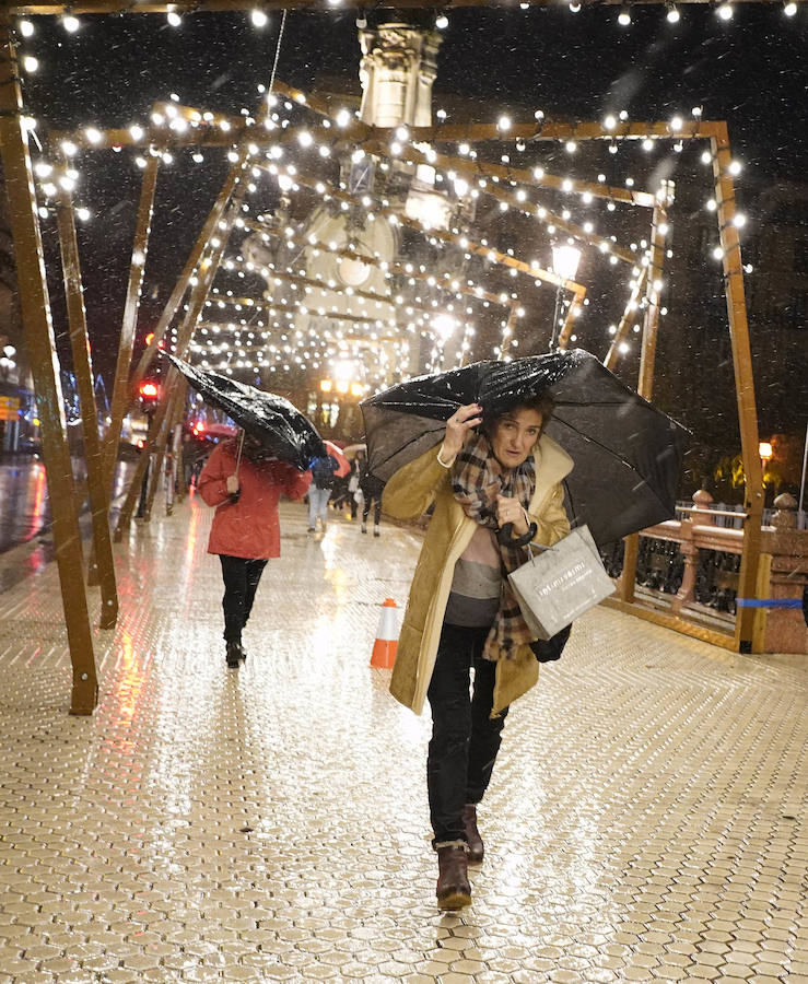 El Departamento vasco de Seguridad mantiene para este jueves tres avisos amarillos: uno para la navegación en las dos primeras millas, otro por fuertes vientos que podrían alcanzar los 100 kilómetros por hora y un tercero por impacto de olas de hasta 5 metros en la costa. A esta situación se unen las intensas precipitaciones. El temporal ha obligado al cierre del Paseo Nuevo para vehículos y peatones hasta las 8.00 horas del viernes
