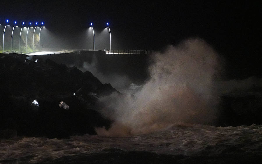 El Departamento vasco de Seguridad mantiene para este jueves tres avisos amarillos: uno para la navegación en las dos primeras millas, otro por fuertes vientos que podrían alcanzar los 100 kilómetros por hora y un tercero por impacto de olas de hasta 5 metros en la costa. A esta situación se unen las intensas precipitaciones. El temporal ha obligado al cierre del Paseo Nuevo para vehículos y peatones hasta las 8.00 horas del viernes