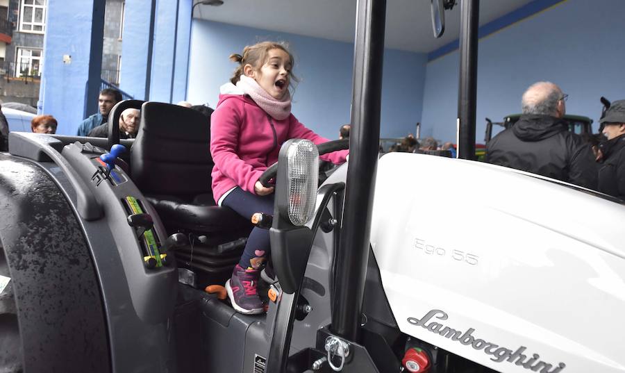 La Feria de Santa Lucía se ha celebrado este jueves con gran éxito en Zumarraga y Urretxu, con 414 puestos de venta de productos agrícolas, ganaderos, de repostería y artesanía.