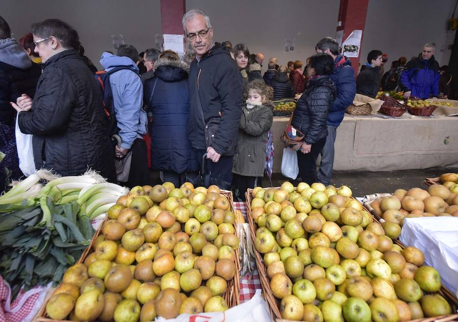 La Feria de Santa Lucía se ha celebrado este jueves con gran éxito en Zumarraga y Urretxu, con 414 puestos de venta de productos agrícolas, ganaderos, de repostería y artesanía.