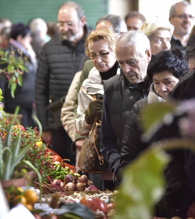 La Feria de Santa Lucía se ha celebrado este jueves con gran éxito en Zumarraga y Urretxu, con 414 puestos de venta de productos agrícolas, ganaderos, de repostería y artesanía.