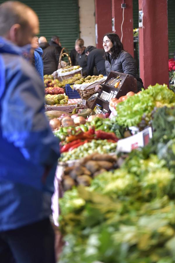 La Feria de Santa Lucía se ha celebrado este jueves con gran éxito en Zumarraga y Urretxu, con 414 puestos de venta de productos agrícolas, ganaderos, de repostería y artesanía.