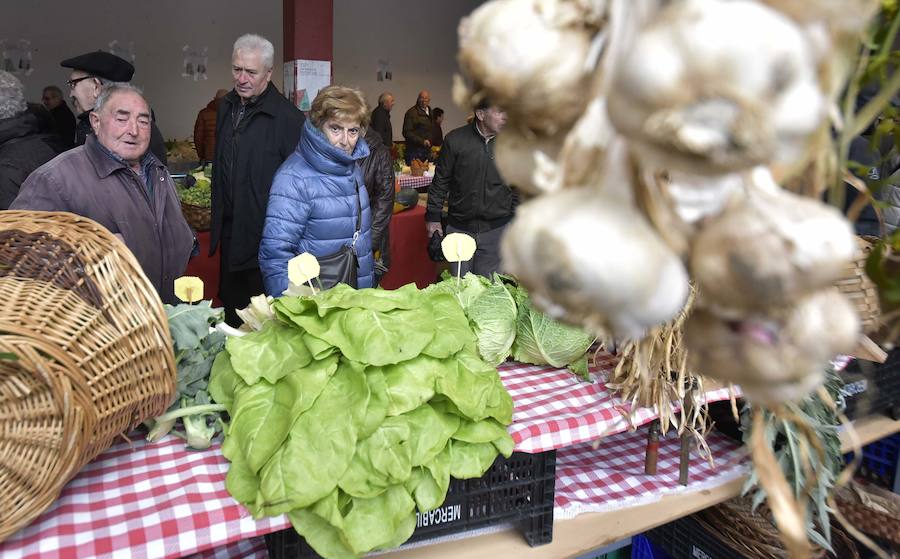 La Feria de Santa Lucía se ha celebrado este jueves con gran éxito en Zumarraga y Urretxu, con 414 puestos de venta de productos agrícolas, ganaderos, de repostería y artesanía.