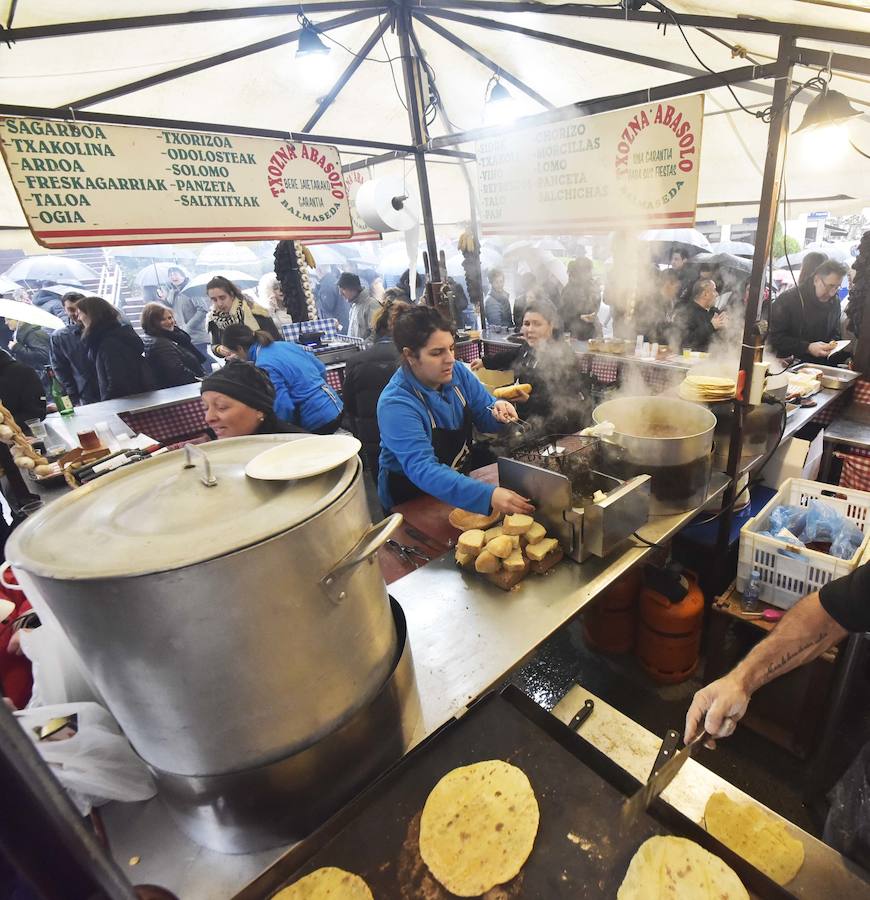 La Feria de Santa Lucía se ha celebrado este jueves con gran éxito en Zumarraga y Urretxu, con 414 puestos de venta de productos agrícolas, ganaderos, de repostería y artesanía.