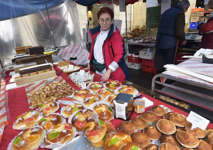 La Feria de Santa Lucía se ha celebrado este jueves con gran éxito en Zumarraga y Urretxu, con 414 puestos de venta de productos agrícolas, ganaderos, de repostería y artesanía.