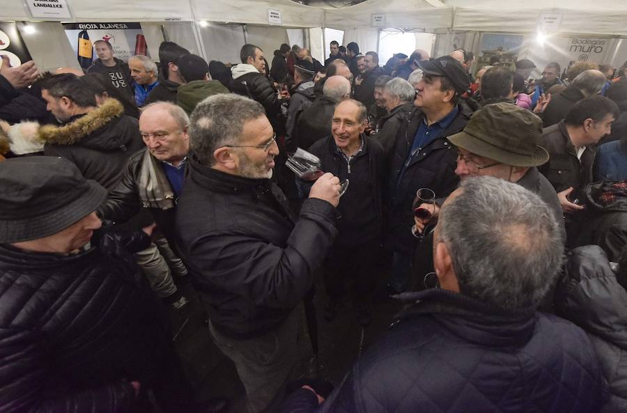 La Feria de Santa Lucía se ha celebrado este jueves con gran éxito en Zumarraga y Urretxu, con 414 puestos de venta de productos agrícolas, ganaderos, de repostería y artesanía.