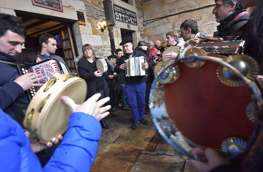La Feria de Santa Lucía se ha celebrado este jueves con gran éxito en Zumarraga y Urretxu, con 414 puestos de venta de productos agrícolas, ganaderos, de repostería y artesanía.