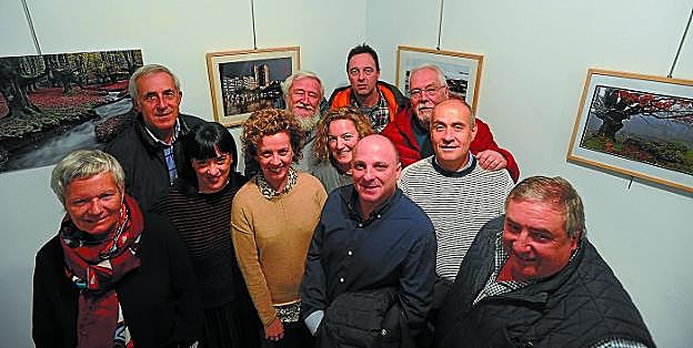 Colectivo. Parte de los autores de las fotografías con el edil de Cultura en la apertura de la exposición.