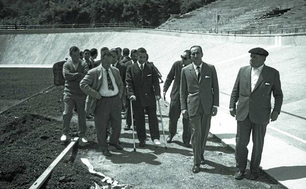 Visita de autoridades (el alcalde Elósegui, con muletas) al Velódromo en construcción