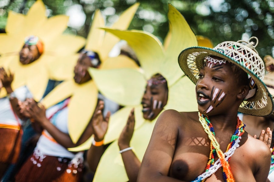 El Festival Cultural de Indoni, en Durban, África, recupera las tradicionales indígenas de las diferentes provincias a fin de reivindicar la unidad y diversidad local del país.