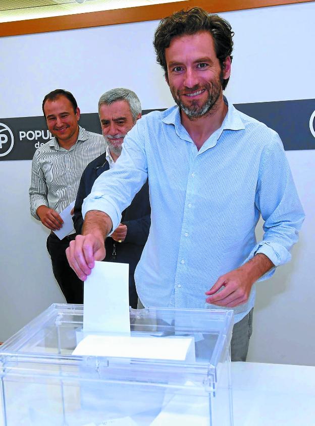 Sémper, votando en la sede del partido en Donostia, en las primarias del PP nacional.