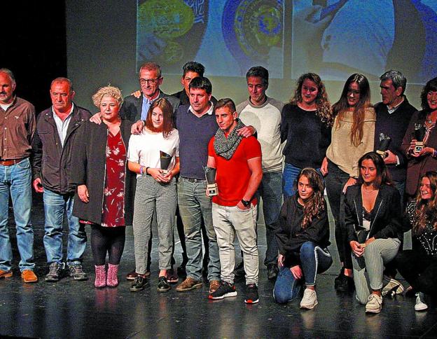 Foto de familia de los premiados, 'Látigo' Pérez, Maddi Tarragona y varios representantes de Oiarso Saskibaloi Taldea. 
