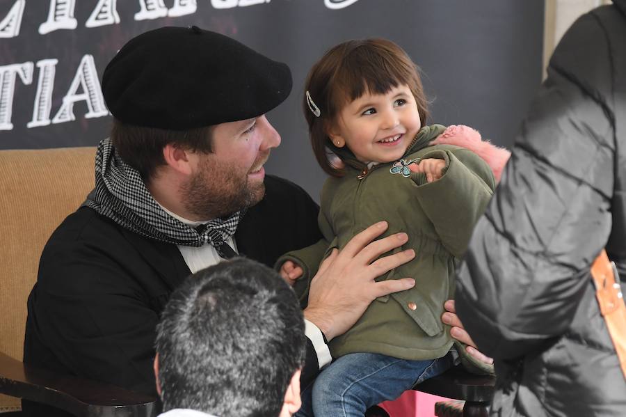 Papa Noel, Olentzero y Mari Dominguí recibieron ayer en la plaza Okendo de San Sebastián a los niños que se acercaban con sus cartas de peticiones.