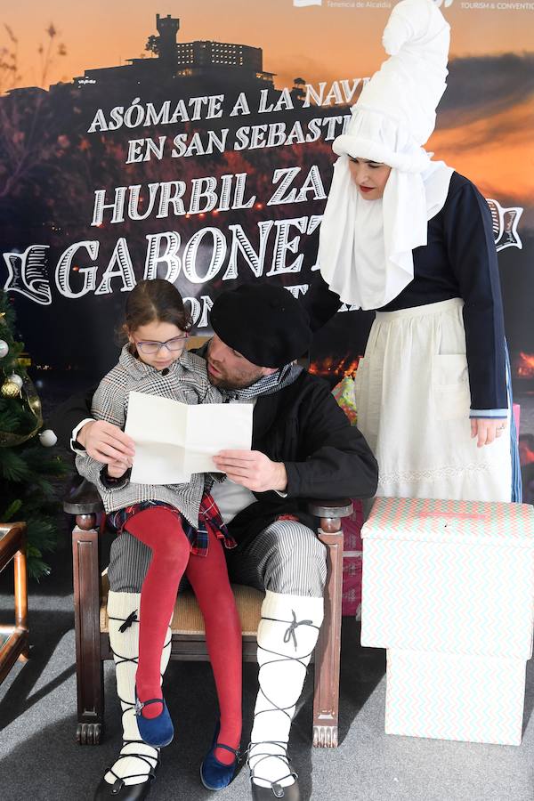 Papa Noel, Olentzero y Mari Dominguí recibieron ayer en la plaza Okendo de San Sebastián a los niños que se acercaban con sus cartas de peticiones.