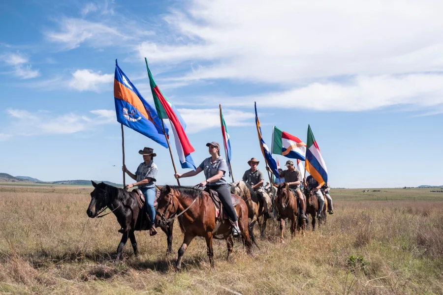 Decenas de personas se reúnen, generación tras generación, ante el Monumento al Río Sangre en África para celebrar la victoria en la batalla del Río Sangriento de 1838. Así, los Voortrekkers asediados realizaron una promesa pública, juntos antes de la batalla. A cambio de la ayuda de Dios para obtener la victoria, prometieron construir una iglesia y honrar para siempre ese día como un día sábado sagrado.