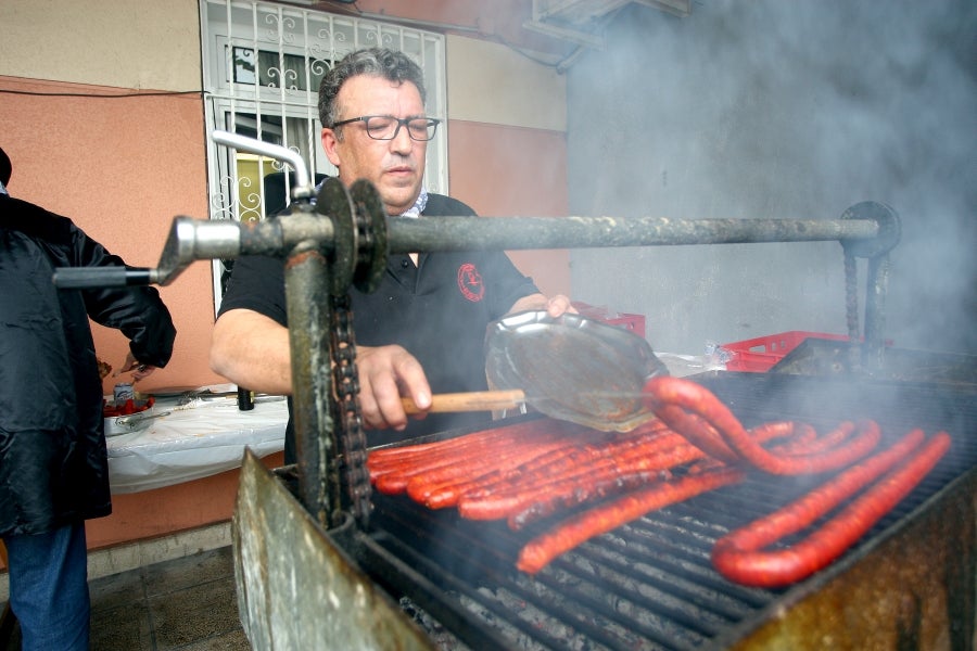 Distintas localidades de Gipuzkoa celebran, antes que Donostia, la festividad de Santo Tomás. Así, los vecinos de Lezo, Errenteria y Legazpi aprovechan el fin de semana para comer los tradicionales pintxos de txistorra. 