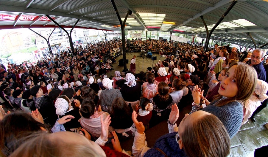 Distintas localidades de Gipuzkoa celebran, antes que Donostia, la festividad de Santo Tomás. Así, los vecinos de Lezo, Errenteria y Legazpi aprovechan el fin de semana para comer los tradicionales pintxos de txistorra. 