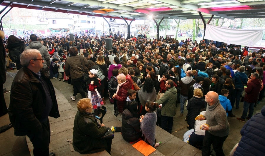 Distintas localidades de Gipuzkoa celebran, antes que Donostia, la festividad de Santo Tomás. Así, los vecinos de Lezo, Errenteria y Legazpi aprovechan el fin de semana para comer los tradicionales pintxos de txistorra. 