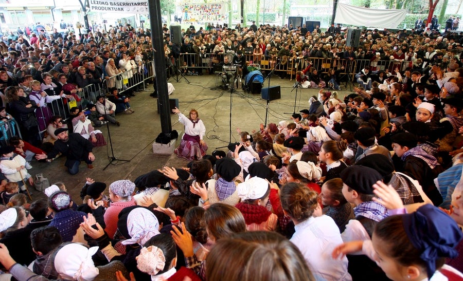 Distintas localidades de Gipuzkoa celebran, antes que Donostia, la festividad de Santo Tomás. Así, los vecinos de Lezo, Errenteria y Legazpi aprovechan el fin de semana para comer los tradicionales pintxos de txistorra. 